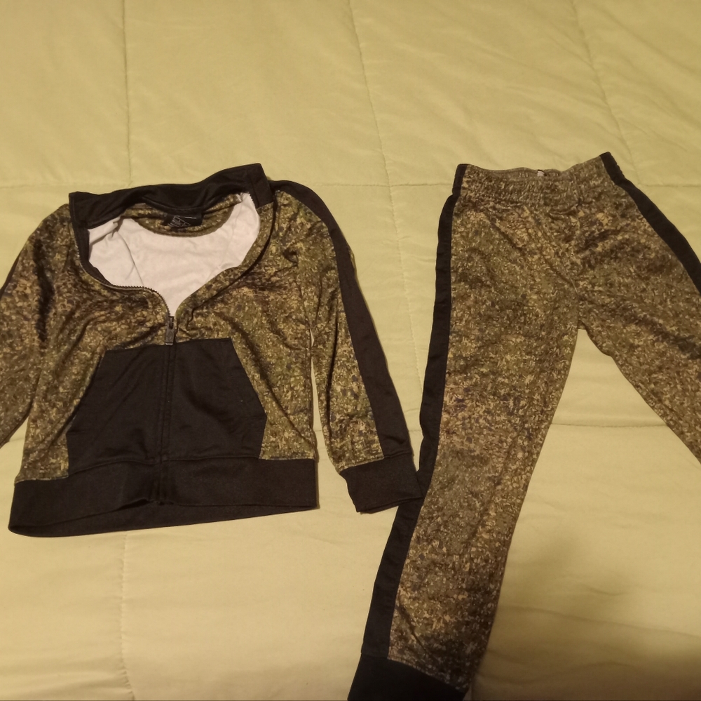 Boys nike outfit top and bottom camo size 7